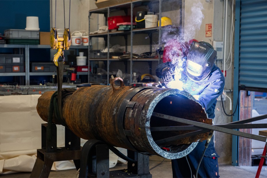 Restauration d&#39;une bombarde en fer forgé, conservée au Mont Saint Michel.