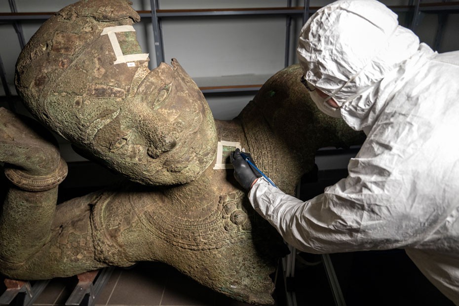 Restauration de la statue de Vishnou au laboratoire Arc&#39;antique, décembre 2024